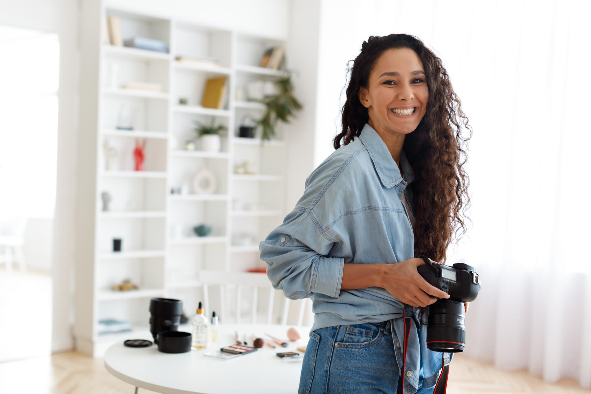 female-photographer-posing-holding-photocamera-sta-2025-03-18-15-59-01-utc.jpg